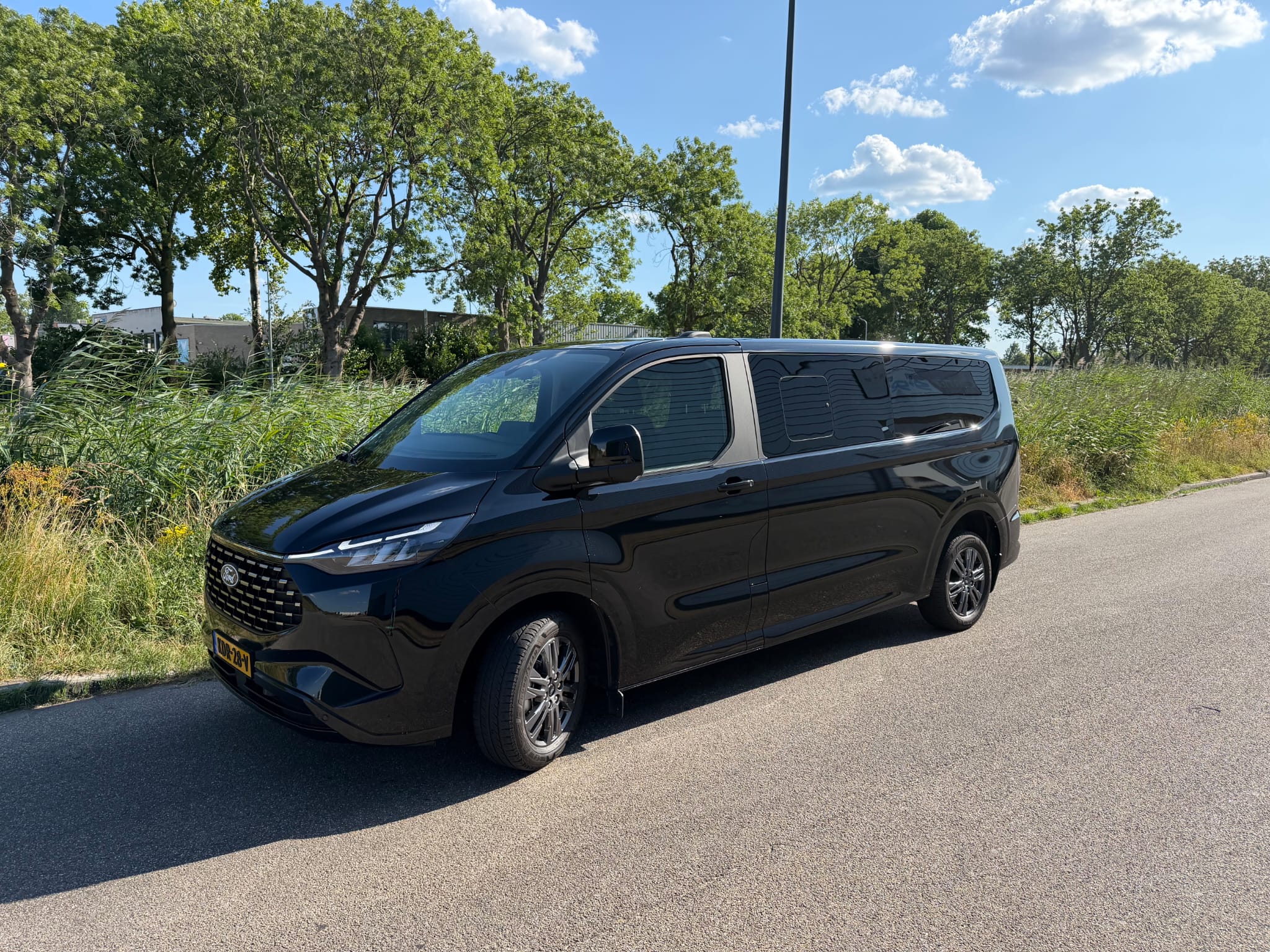 Zwarte Ford Tourneo Custom 9-persoonsbus te huur