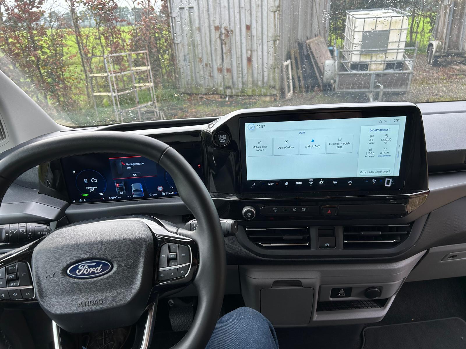 Dashboard met groot touchscreen
